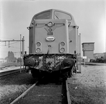 849629 Afbeelding van de diesel-electrische locomotief nr. 2801 van de N.S. op het emplacement te Eindhoven.